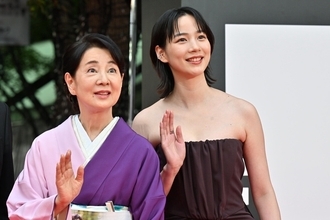 のん、デコルテ&美背中あらわなドレスで魅了 吉永小百合らとTIFFレッドカーペット登場