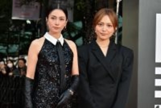柴咲コウ、スリットから美脚チラリ 川口春奈とレッドカーペットで美の共演