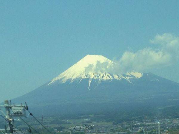 新幹線で撮った「残念な富士山」を集める原田専門家と残念な写真鑑賞