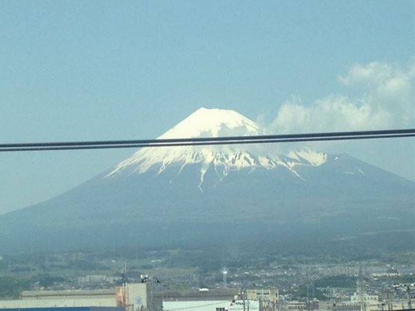 新幹線で撮った「残念な富士山」を集める原田専門家と残念な写真鑑賞