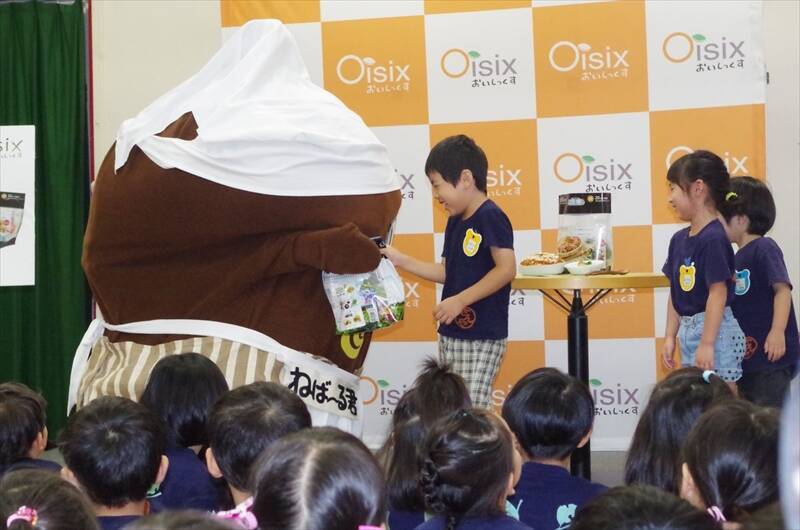 茨城県うまれ「ねば～る君」が、幼稚園児に“納豆嫌い克服料理”を振る舞った