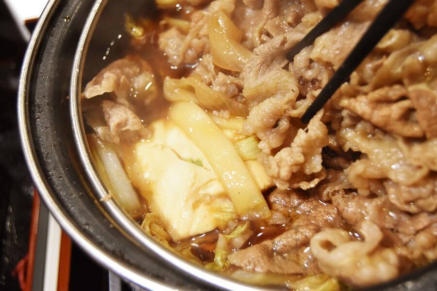 吉野家「牛すき鍋膳」肉2倍盛に満足！ 鍋の底が見えないほど牛肉がたっぷり