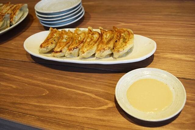 「餃子の王将」初の女性向け店舗に行ってきた　バターつけて食べるオリジナル餃子の衝撃