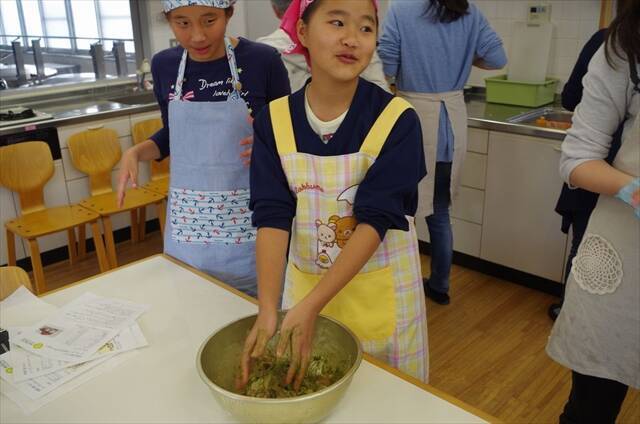 「ユーグレナ入り給食」の調理に小学生が挑戦　からあげの断面が緑色に！