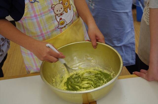 「ユーグレナ入り給食」の調理に小学生が挑戦　からあげの断面が緑色に！