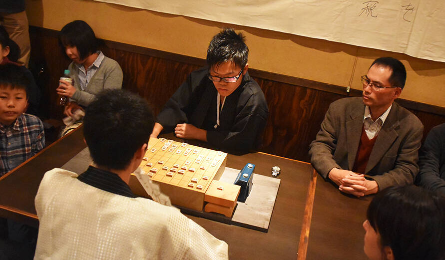 お好み焼き屋でプロ棋士がガチ対局　将棋盤が置かれるのは鉄板の上！