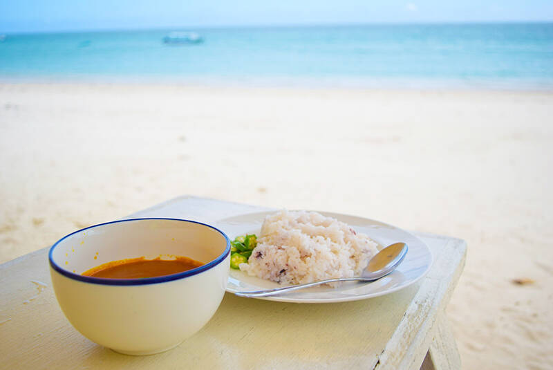 沖縄で「天国」と呼ばれる浜辺のカレー屋「食堂かりか」
