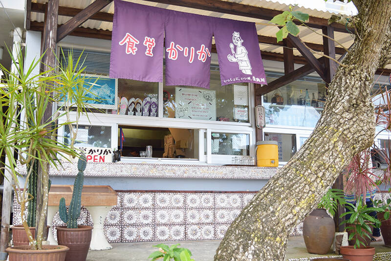 沖縄で「天国」と呼ばれる浜辺のカレー屋「食堂かりか」