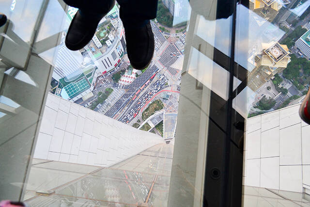 地上118階、ガラス張りの床を体験！ 「ロッテワールドタワー」に登ってみた