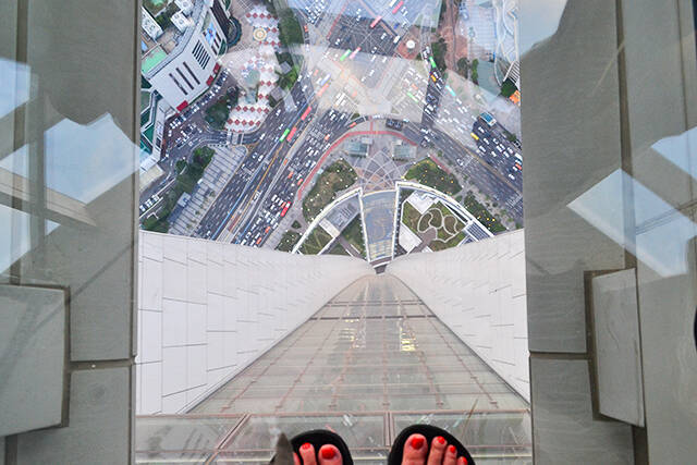 地上118階、ガラス張りの床を体験！ 「ロッテワールドタワー」に登ってみた