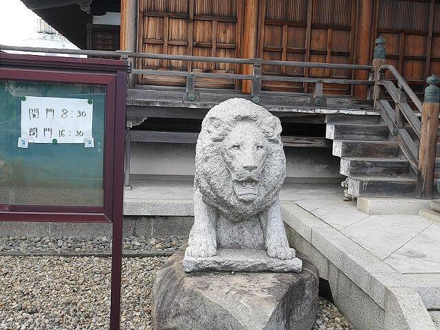 お寺の中の異空間　プラネタリウム併設でライオンや恐竜までいる「證願寺」