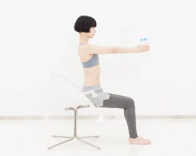 “重見え”上半身をスッキリ解消!1日10回【二の腕&背中を引き締める】簡単エクササイズ