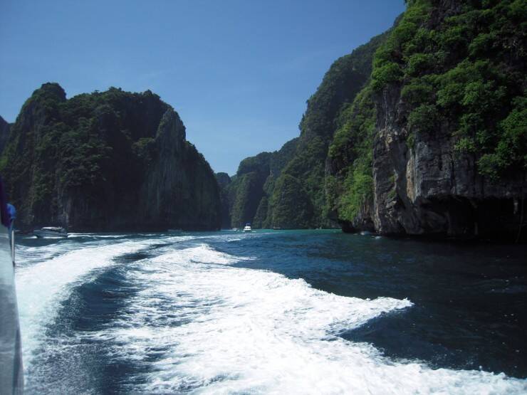 エメラルドグリーンの絶景ビーチ！タイ・ピピ島のマヤベイは息をのむほどの美しさ
