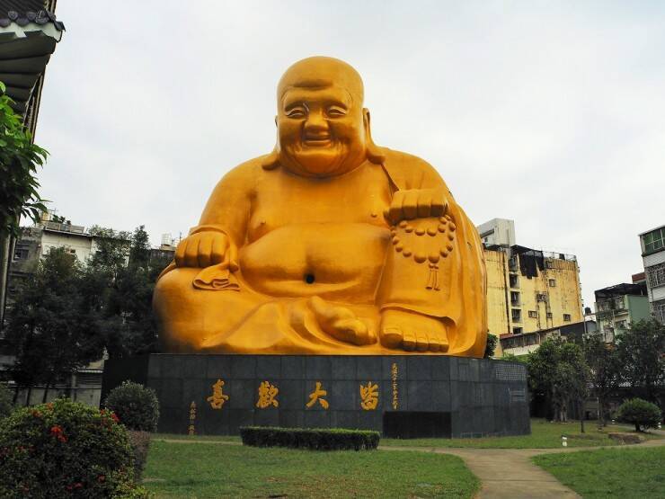 巨大な黄金色の笑う大仏がニョキっ！台湾・台中のパワースポット「宝覚寺」に行こう
