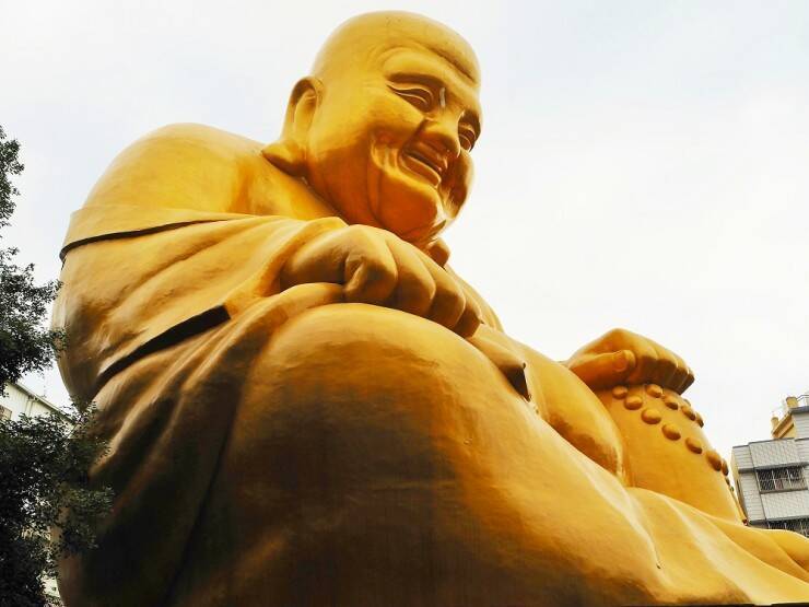 巨大な黄金色の笑う大仏がニョキっ！台湾・台中のパワースポット「宝覚寺」に行こう