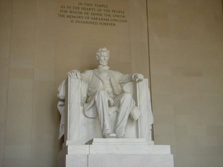 アメリカ、ワシントンD.C.にあるリンカーン記念堂でアメリカの歴史に思いを馳せる