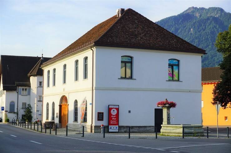 「ハイジ」の舞台になった原風景を訪ねて、スイス・マイエンフェルトの「ハイジの道」を歩く