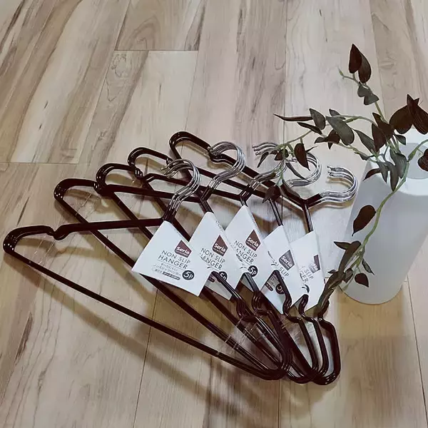 「洋服収納のプチストレスをリーズナブルに解消してくれる!100均のおすすめハンガー」の画像