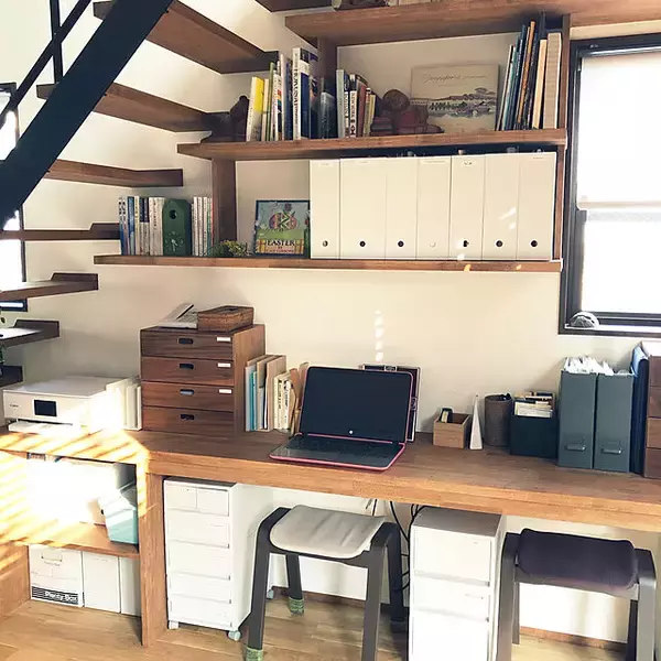 「自由な発想でより使いやすく。デスクのおすすめの置き場所やレイアウト」の画像