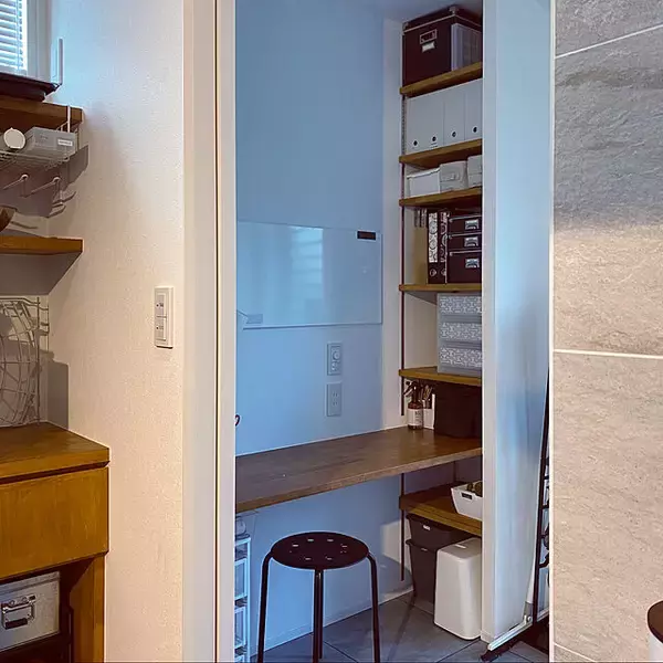 「自由な発想でより使いやすく。デスクのおすすめの置き場所やレイアウト」の画像