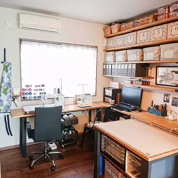 「自由な発想でより使いやすく。デスクのおすすめの置き場所やレイアウト」の画像