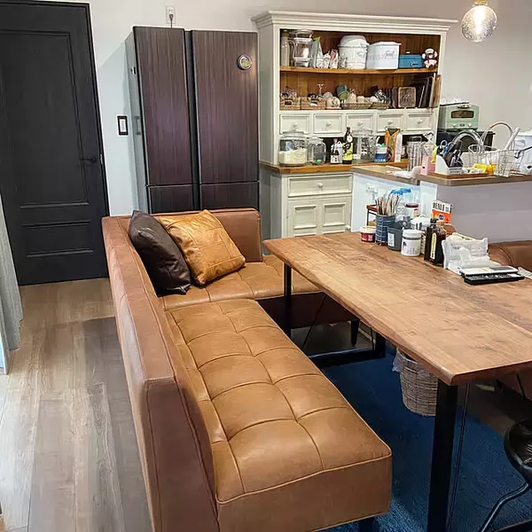 「省スペースでも快適!暮らしが広がるソファダイニングの実例6選」の画像