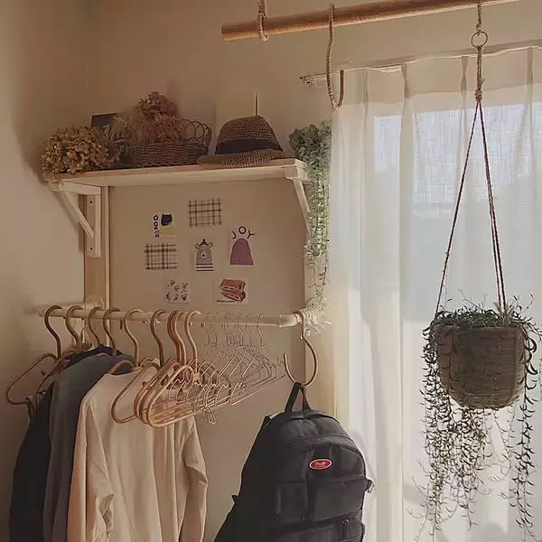 「原状回復OKで壁面に収納できる♪スタンドバーを活用したDIYのアイデア」の画像