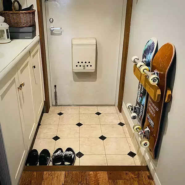 「原状回復OKで壁面に収納できる♪スタンドバーを活用したDIYのアイデア」の画像