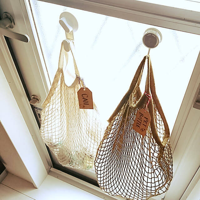 インテリアに馴染むカジュアルな収納アイテムとして大活躍♪100均のネットバッグ活用アイデア