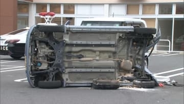 屋上駐車場から下ってきた乗用車が軽自動車に突っ込む　高齢男性が運転…操作誤ったか　神奈川・横須賀市