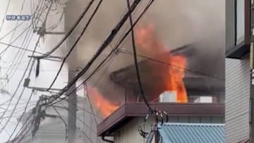 「家が燃えている」と通報　住宅1棟が全焼 住人男性がけが　埼玉・朝霞市