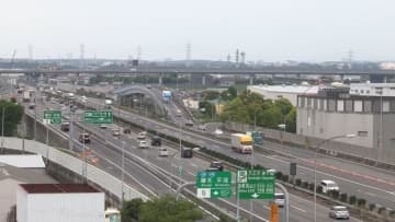 国内線は下りのピーク…空港や駅混雑　東名高速下りは海老名SA先頭に17kmの渋滞