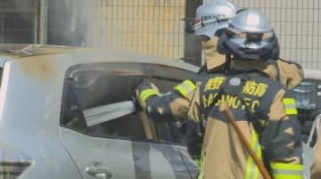 車が激しく燃える…暑い季節「携帯バッテリー」車内放置は危険　NITE「40度超の条件では破裂、発火の可能性」