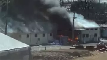 建物から赤い炎 工場全焼