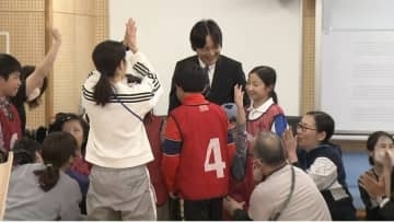 秋篠宮ご夫妻が「えいえいおー！」支援学校の子ども達と“ボッチャ”で交流　子育て教室でタンバリンも　神戸市