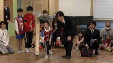 秋篠宮ご夫妻が神戸の支援学校の児童と「ボッチャ」で交流　タンバリン手に子育て施設で親子のリズム遊びにもご参加