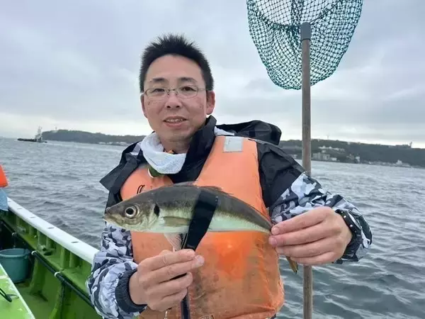 「【釣果速報】解禁初日!神奈川県道乗丸で900gの良型アオリイカをキャッチ!大人気のティップラン&エギングで秋のイカ釣りを心ゆくまで楽しもう!」の画像