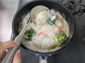 家で作ったシチューが水っぽい… ハウス食品が教える『対処法』が意外と簡単そう!【料理の小ワザ】