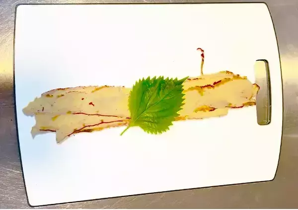 「【簡単レシピ】スライスしたさつまいもをまな板に置いて? 完成した一品にたまらん…!」の画像