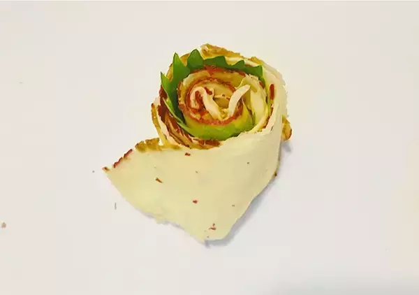 「【簡単レシピ】スライスしたさつまいもをまな板に置いて? 完成した一品にたまらん…!」の画像