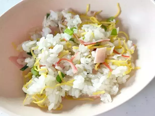 切って混ぜるだけ! 主婦が感動する『混ぜるだけ炒飯』の作り方【秒速レシピ】