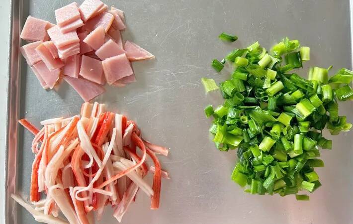 切って混ぜるだけ! 主婦が感動する『混ぜるだけ炒飯』の作り方【秒速レシピ】