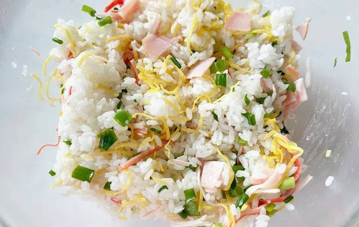 切って混ぜるだけ! 主婦が感動する『混ぜるだけ炒飯』の作り方【秒速レシピ】