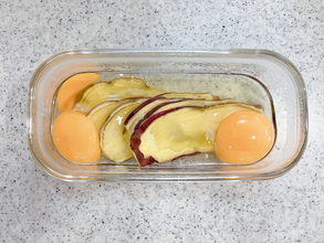 【簡単レシピ】斜め薄切りのサツマイモを並べて? 完成した一品にたまらん…!