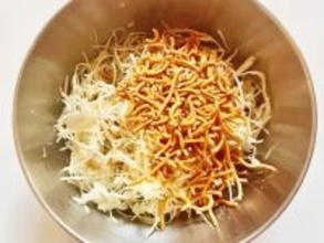 混ぜるだけで完成! ベビースター×キャベツのやみつきレシピに「子どもが夢中になった」