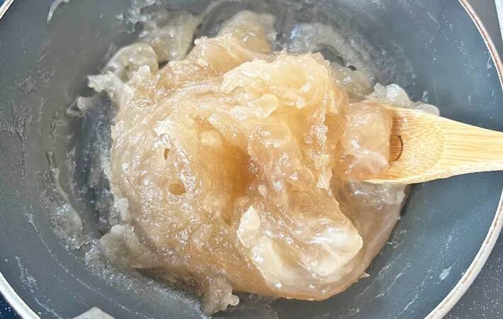 使うのは水じゃない? まさかの飲み物で作ったわらび餅に「香ばしくておいしい!」