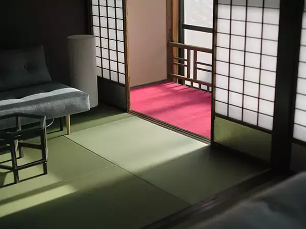 「石川・小松|町家を改装した分散型ホテルブランド「Komado ベンガラ」で心身をほどいてみたい」の画像