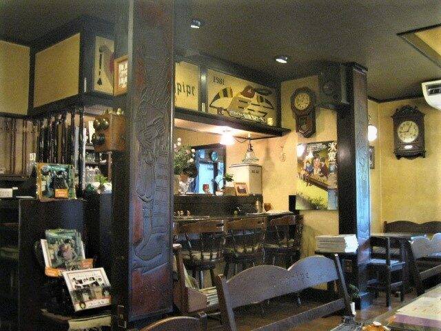 高山市の宮川沿いの喫茶店「バグパイプ」でレトロな雰囲気を味わう