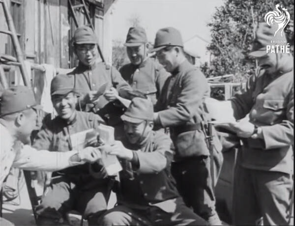 【昭和13年の映像】手紙を受け取り満面の笑顔を見せる日本兵たちに癒やされる！