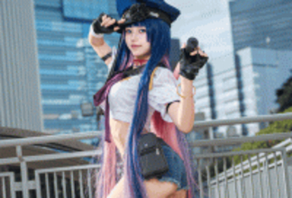 【コスプレ】形のよいヒップから伸びる美脚に魅惑の「ストッキング」!大胆なポージングと爽やかな色気にドキッ【写真10枚】